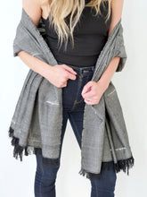Lade das Bild in den Galerie-Viewer, The Timbuktu Scarf Black
