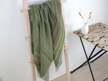 Lade das Bild in den Galerie-Viewer, The Zola Throw