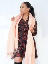 Lade das Bild in den Galerie-Viewer, The Tulay Scarf Blush
